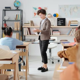 Insegnante fa lezione in classe